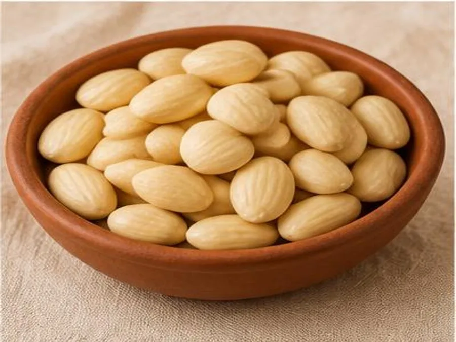 Amandes mondées dans un bol traditionnel en terre cuite