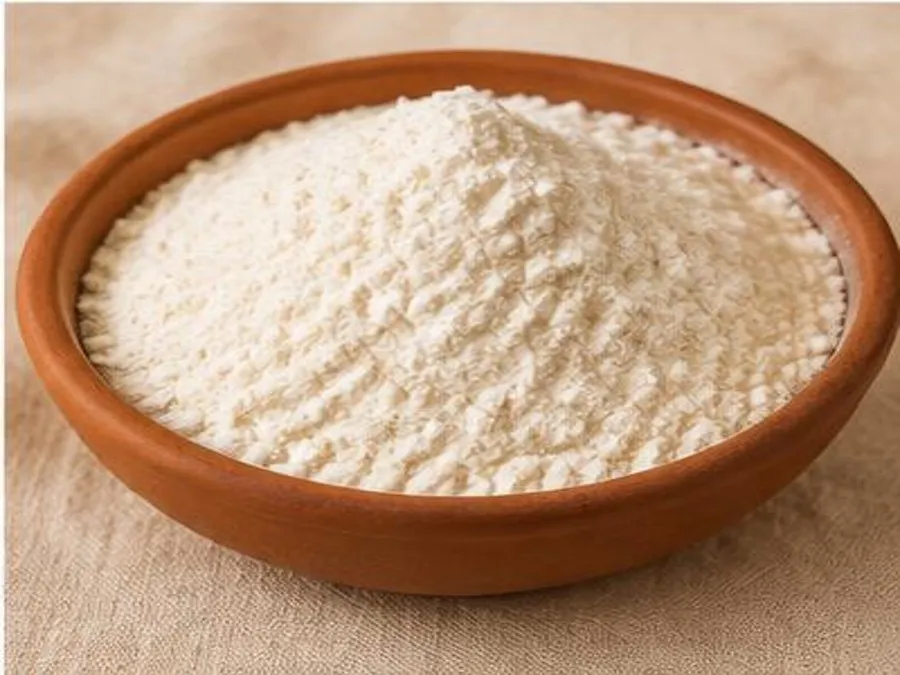 Farine de blé blanche dans un bol en terre cuite