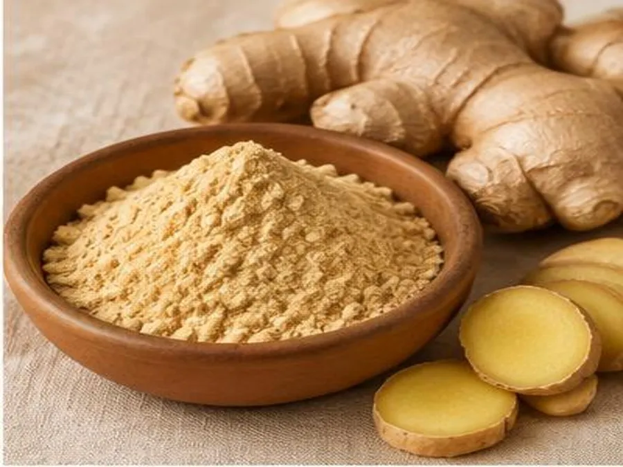 Gingembre moulu accompagné de racines de gingembre frais