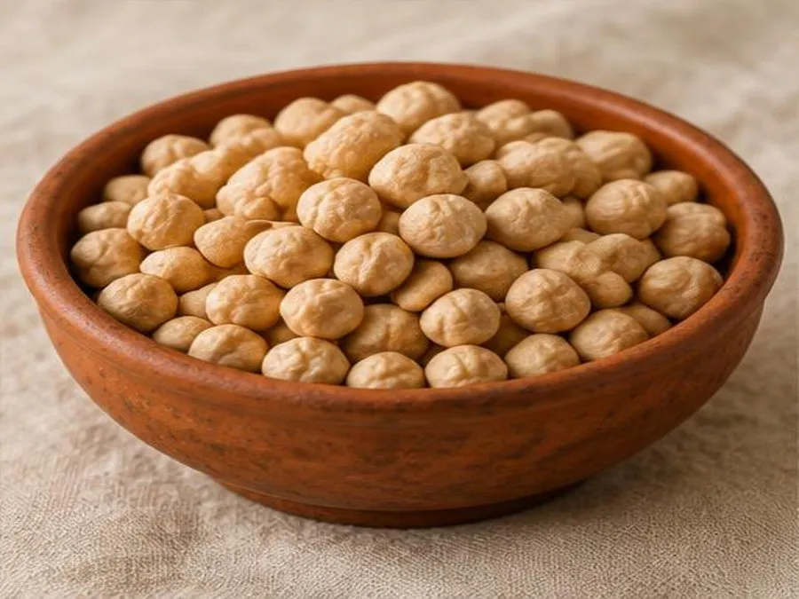 Pois chiches secs dans un bol en terre cuite