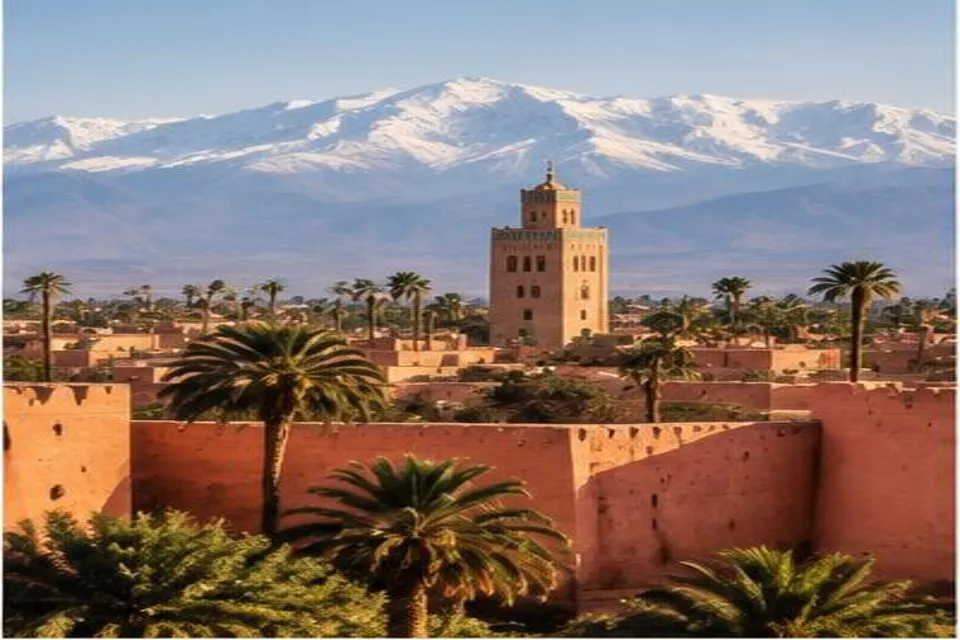 Remparts ocre de Marrakech devant les sommets de l’Atlas