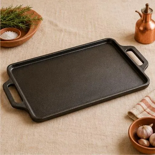 Plaque de cuisson plate en fonte noire sur lin crème