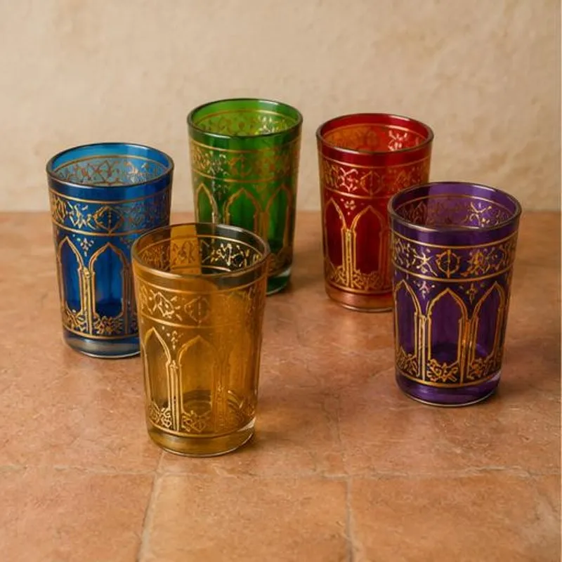 Assortiment de petits verres à thé marocains colorés et dorés